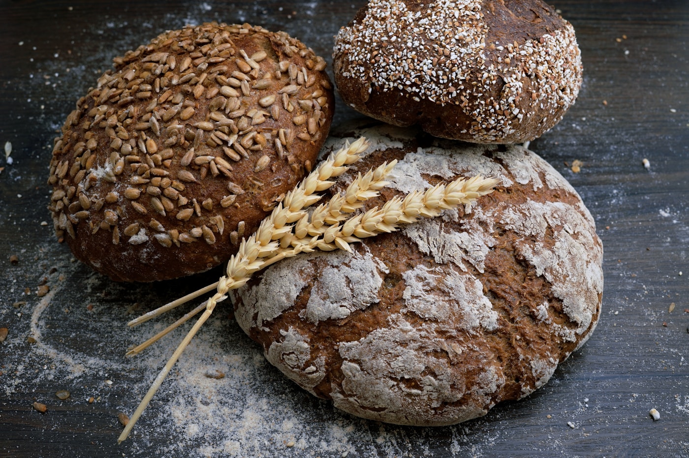 Banco forno con pane appena sfornato a Ramo & Tavola