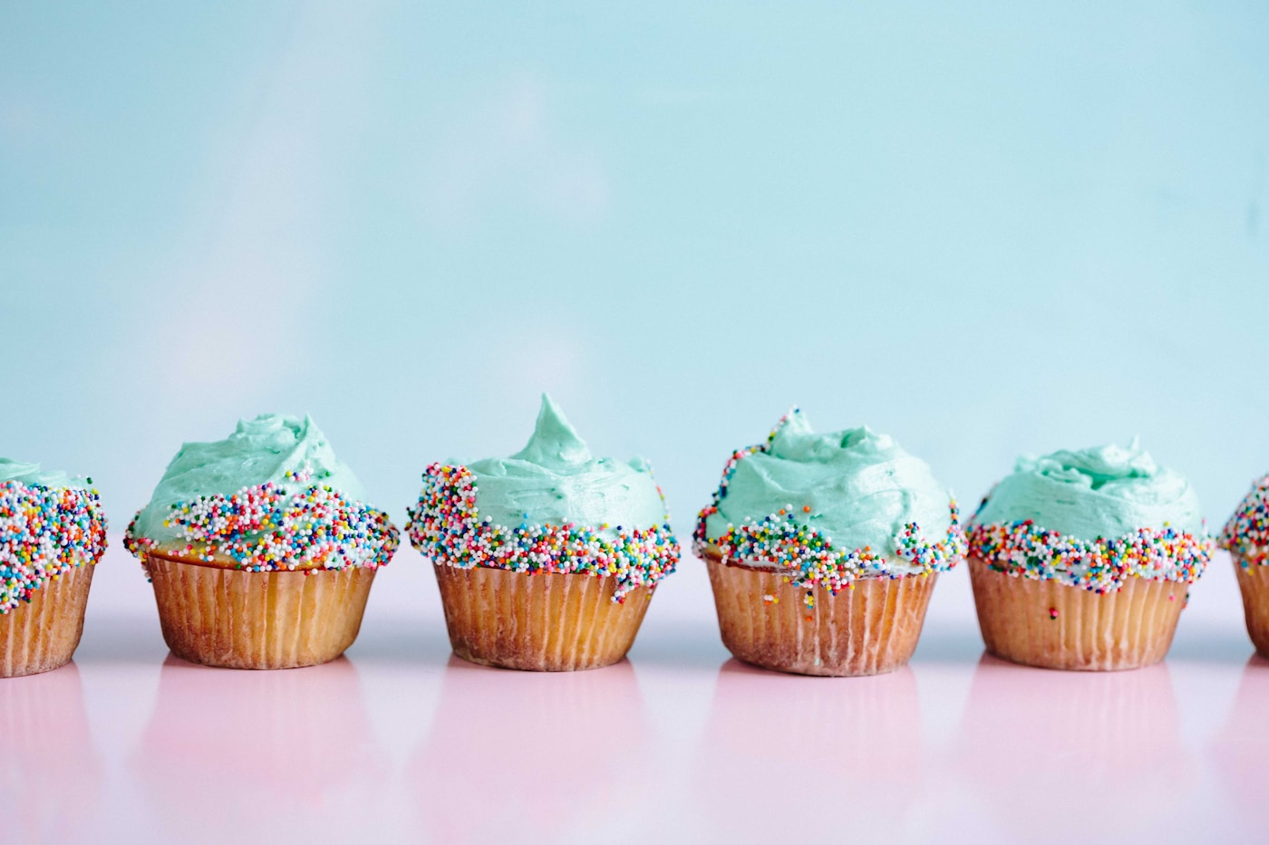 Vetrina pasticceria fresca con dolci artigianali
