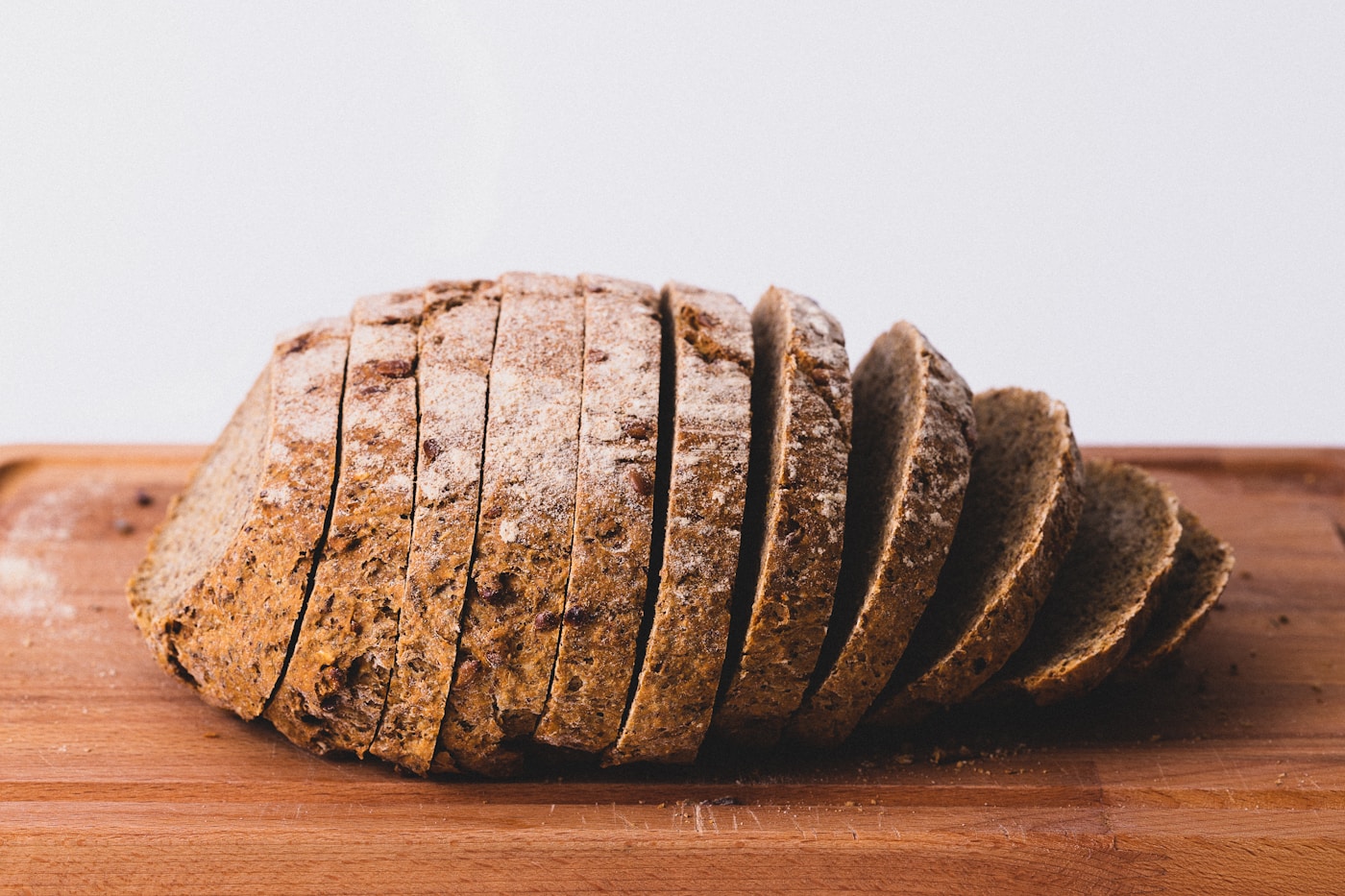 Pane del mattino appena sfornato al forno Ramo & Tavola