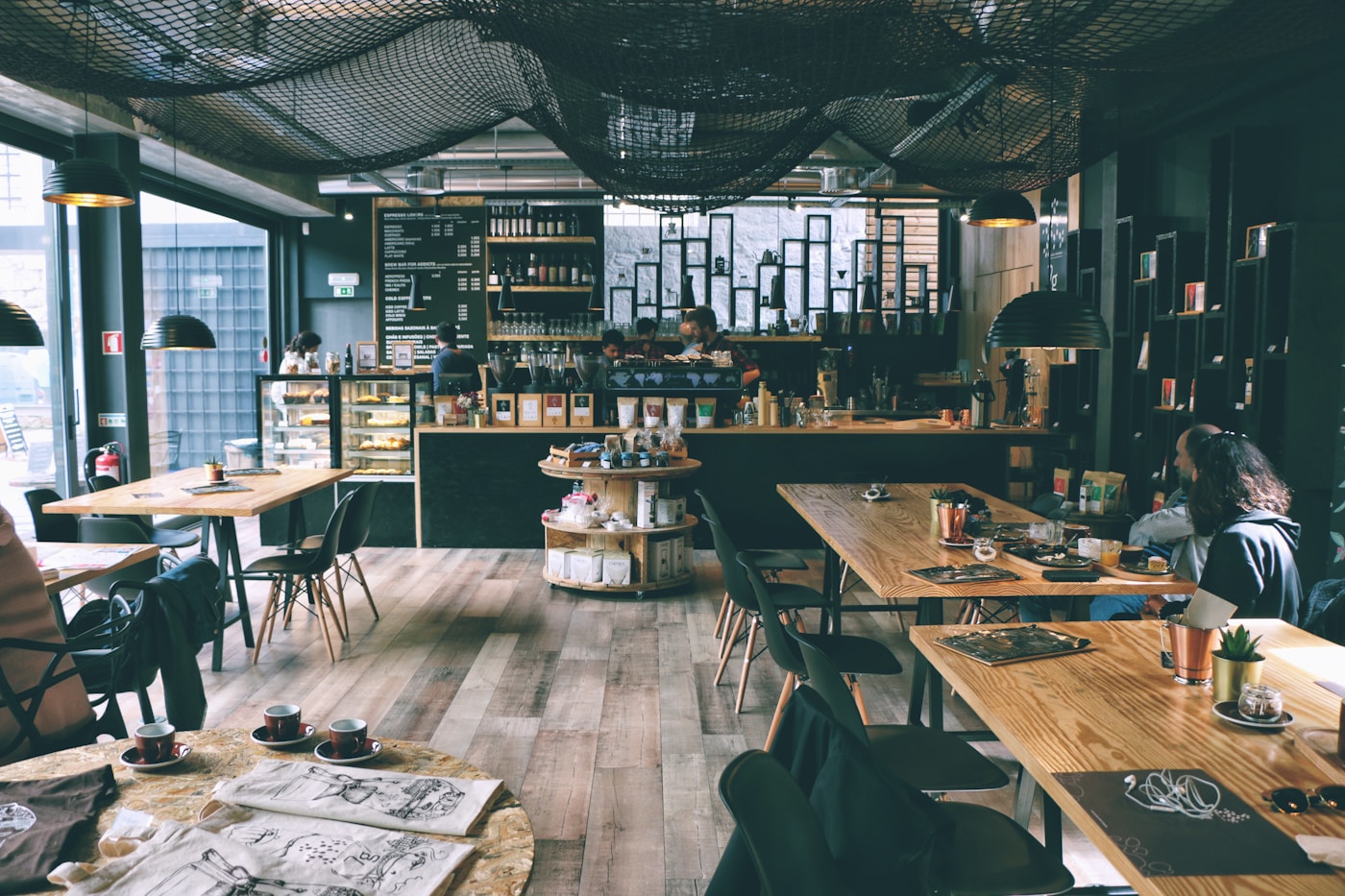 Clienti accoglienti al tavolo comune di Ramo & Tavola